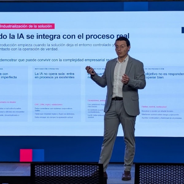 Eduardo Martínez impartiendo Keynote de IA